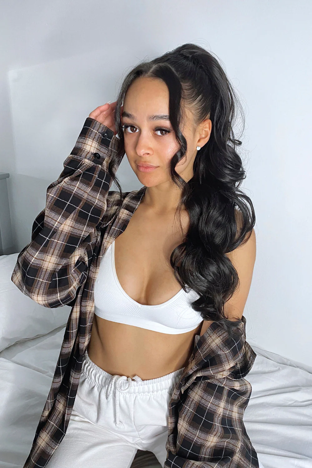 Curly Glam 22" Drawstring Ponytail - Image 4